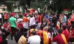 Galatasaraylı Taraftarlar, Derbi Saatini Florya'da Coşkuyla Bekliyor