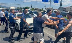 Yoğun Trafiğe Aldırış Etmeden Yol Ortasında Tekme Tokat Kavga Bir Birlerine Girdiler