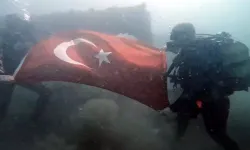 Şarköy Açıklarında Batık Gemiye Dalıp Türk Bayrağı Açtılar