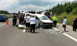 Bariyerlere Çarpan Minibüs Takla Attı: 1 Ölü, 1'i Çocuk 10 Yaralı