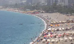 Konyaaltı Sahili'nde Arife Günü Yoğunluğu