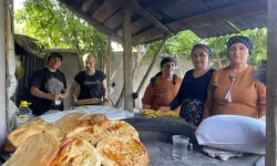 Hakkârili Kadınlar, Bayramda Yardımlaşarak Tandırda Ekmek Pişiriyor