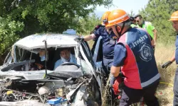 Bariyere Çarpan Otomobilde Sıkışan 5 Kişi, Ekipler Tarafından Kurtarıldı