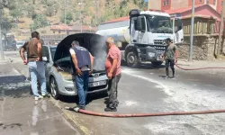 Çukurca`da Park Halindeki Otomobil Alev Aldı