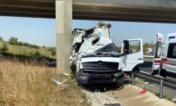 TEM'de Köprünün Beton Ayağına Çarpan Kamyonetin Sürücüsü Yaralandı