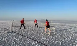 Milli Sporcu Halime Yıldız, "Dünya Badminton Günü"Nde Tuz Gölü'nde Badminton Oynadı