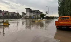 Ağrı'da Sağanak; Yollar Göle Döndü