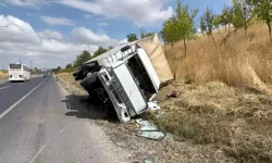 Kamyonet Yan Yattı; Sürücü Yara Almadan Kurtuldu