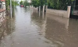 İzmir'de Gök Gürültülü Sağanak; Sokakta Akıma Kapılan 2 Kişi Öldü