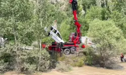 Heyelanla Tortum Çayı'na Sürüklenen Araçta Kaybolan Bebeği 50 Kişilik Ekip Arıyor