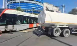 Güngören'de Otomobil Tramvaya Çarptı