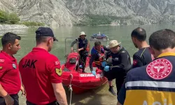 Heyelanda Çaya Sürüklenen Araçtaki Bebeğin, 16 Kilometre Mesafedeki Gölde Cesedi Bulundu