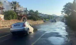 Bodrum'da İsale Hattı Patladı; Otomobil Oluşan Çukura Düştü