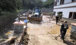 Trabzon Ve Giresun'da Sel Sonrası Yollar Temizleniyor, Hasar Tespitine Başlandı