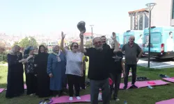 Yaşlılar Kahkaha Seansı İle Eğlendi