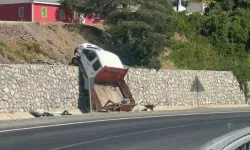 Park Halindeki Kamyonet, Kayarak İstinat Duvarından Düştü