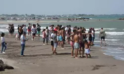 Samsun’da Denize Giren Aileden Baba Dalgalarla Açığa Sürüklendi, Oğlunu Sahildekiler Kurtardı