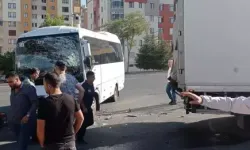 Kayseri'de Servis Minibüsü İle Kamyon Çarpıştı: 10 Yaralı