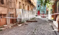 Balat’ta 2 Katlı Ahşap Binada Balkon Çöktü