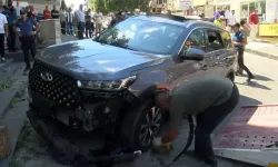 Maltepe’de Kontrolünü Kaybeden Cip Dükkana Çarptı: 3 Yaralı