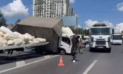 TEM Otoyolu'nda Kamyonet Devrildi; Trafik Durma Noktasına Geldi