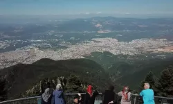 Sıcaktan Bunalıp Nefes Almak İçin Çıktıkları Uludağ'da, İstanbul'u Görmeye Çalıştılar