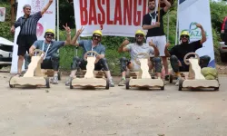 Rize'de Dansçılardan 'Ülkelerarası Tahta Araba Yarışması'