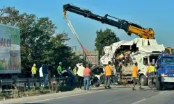 Sakarya’da Sebze Yüklü Kamyon Devrildi: 1’i Ağır 2 Yaralı