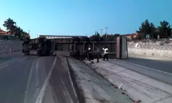 Lastiği Patlayan TIR Devrildi, Şoför Yaralandı