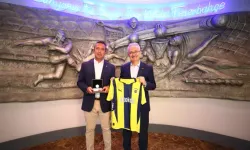 Lefter Küçükandonyadis’in Hatıra Parası Fenerbahçe Başkanı Ali Koç’a Takdim Edildi