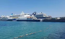 Kuşadası'na Beş Kruvaziyer Gemisiyle 9 Bin 700 Turist Geldi