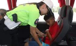 Adana’da Trafik Polisleri, Otobüs Yolcularını Kemer Takma Konusunda Bilinçlendirdi