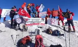 Ağrı Dağı Zirvesine Tırmanıp, Atatürk Posteri ve Türk Bayrağı Açtılar