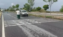 Kocaeli'de Çekici Devrildi, Yola Dökülen Mazot İçin Vatandaşlar Trafiği Yönlendirdi