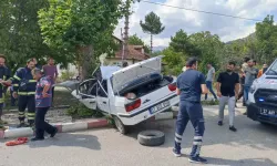 Otomobil Ağaca Çarptı: 2 Kişi Yaralandı