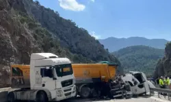 Antalya'da Kamyon Çarpışması: 2 Yaralı