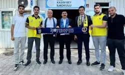 Fenerbahçeli Taraftarlar Hatay’da Kırtasiye Yardımı Dağıttı