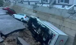 İzmir'de Sağanak Yağışın Ardından Zarar Gördü