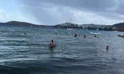 Bodrum'da Yağmura Rağmen Denize Giren Turistler İlgi Odağı Oldu