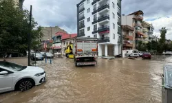 Erdek'te Şiddetli Sağanak ve Fırtına Etkili Oldu: Balıkçı Tekneleri Karaya Vurdu, Yollar Göle Döndü