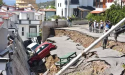 İzmir’de Sağanak Sonrası İstinat Duvarı Çöktü, Araçlar Zarar Gördü