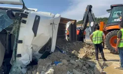 Pendik TEM Otoyolu'nda Hafriyat Yüklü Kamyon Devrildi: 1 Yaralı