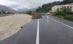 Artvin’de Yağışlar Yol Çöktürdü