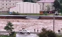 Artvin’de Taşkın ve Heyelanlara Neden Olan Yağışta Yol Çöktü