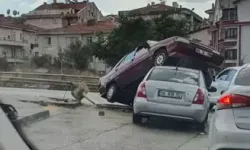 Trafik Lambasına Çarpıp Savrulan Otomobil, Işıkta Bekleyen Otomobilin Üzerine Çıktı; 1 Yaralı