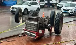 Devrilen Traktörün Sürücüsü Öldü; Kaza Kamerada