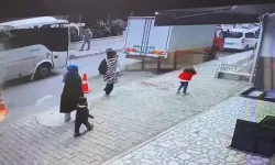 Küçükçekmece'de Bahçe Duvarını Aşan Minibüs Binaya Çarparak Durabildi