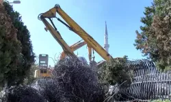 Kadıköy’de yıkım çalışması sırasında kopan beton parçaları camiye zarar verdi