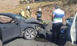 Mardin'de Kafa Kafaya Çarpışan Otomobillerin Sürücüleri Yaralandı