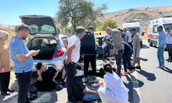 Mardin'de iki otomobil kafa kafaya çarpıştı; 1'i ağır, 11 yaralı